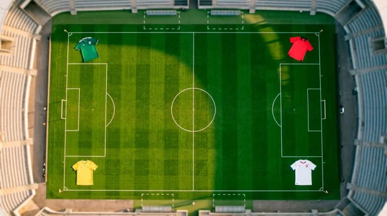 Terrain de football vu du dessus avec les drapeaux du Mexique, de la Corée du Sud, de l'Afrique du Sud et de la Tchéquie aux quatre coins