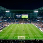 Stade américain de football avec un terrain parfaitement entretenu sous les projecteurs