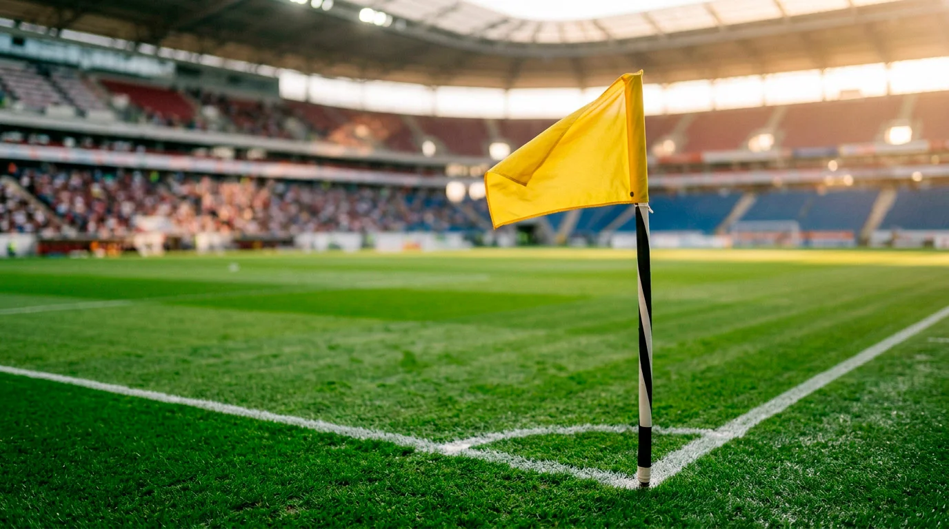 Corner de terrain de football avec le drapeau de corner et le gazon fraîchement tondu