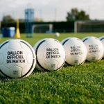 Ballons de football alignés sur le bord d'un terrain d'entraînement professionnel