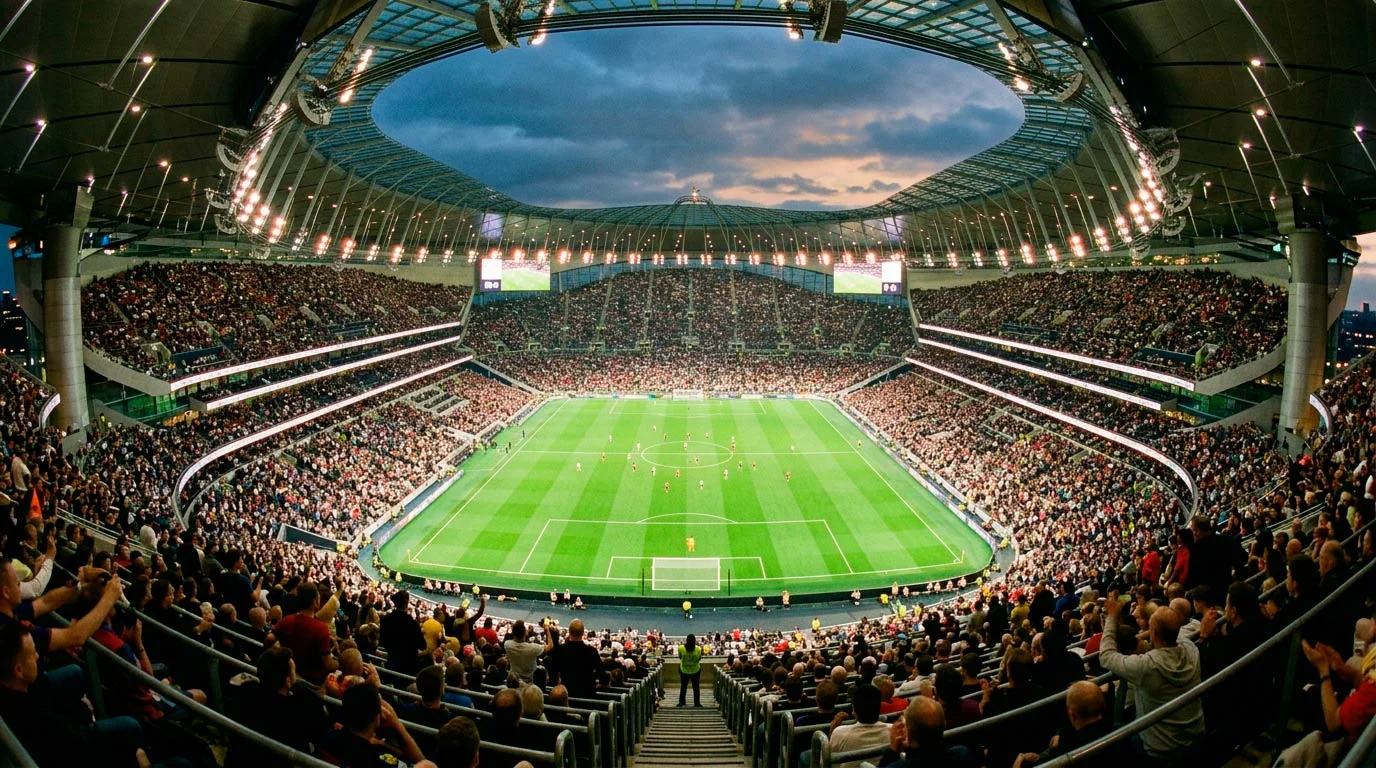 Vue panoramique d'un grand stade de football avec une pelouse verte et des tribunes remplies de spectateurs